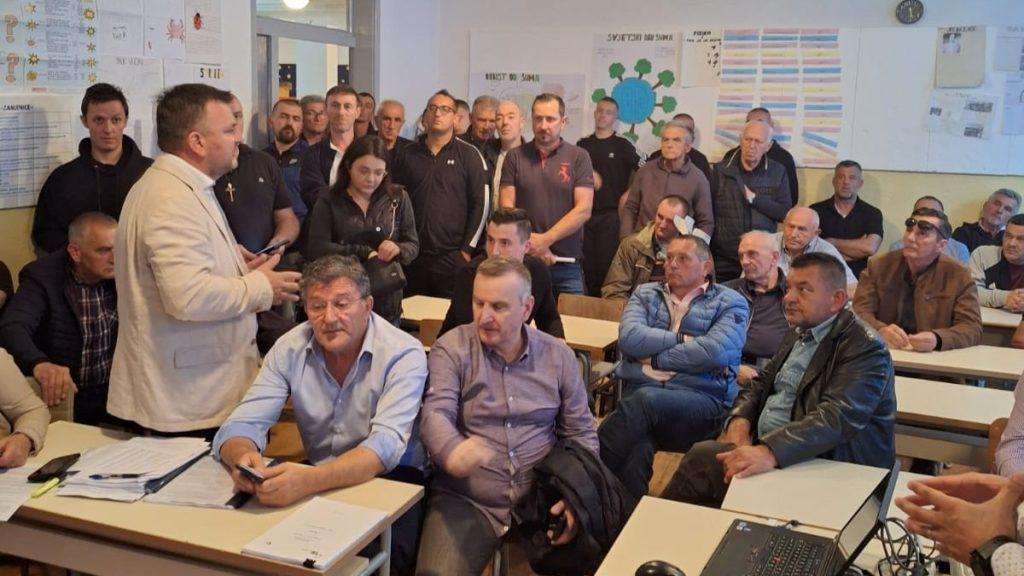 Učionica osnovne škole Kazaginac bila je pretijesna za primiti sve zainteresirane / Foto: ZZIBK