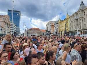 (FOTO/VIDEO)ODUŠEVLJENI OBOŽAVATELJI ISPUNILI TRG BANA JELAČIĆA: Baby Lasagna kroz suze poručio; "Dali smo sve od sebe, mislim da ste svi to primijetili, bitno je da su ljudi sretni i zadovoljni" Doček Baby Lasagne na Trgu bana Jelačića / Foto: Hina