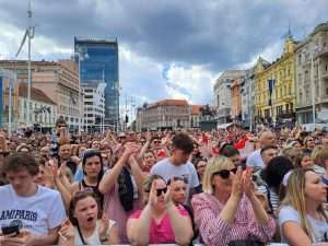(FOTO/VIDEO)ODUŠEVLJENI OBOŽAVATELJI ISPUNILI TRG BANA JELAČIĆA: Baby Lasagna kroz suze poručio; "Dali smo sve od sebe, mislim da ste svi to primijetili, bitno je da su ljudi sretni i zadovoljni" Doček Baby Lasagne na Trgu bana Jelačića / Foto: Hina