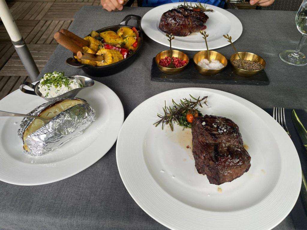 Juneći file (biftek) odrezak sa prilozima / Foto: Fenix (Petar K. Puđa