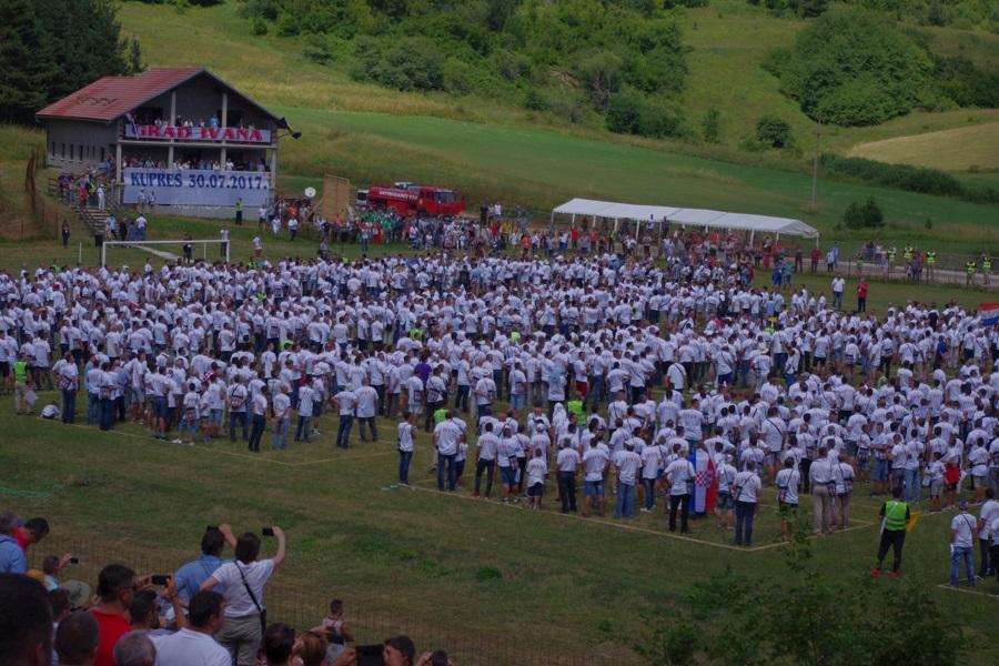 NEOBOREN KUPREŠKI REKORD OD 2.325 IVANA: Amerikanci nisu uspjeli srušiti Guinnessov svjetski rekord imenjaka – okupili tek 706 osoba imena Kyle Ivani na Kupresu / Foto: Fenix (Preslik Vid.hr)