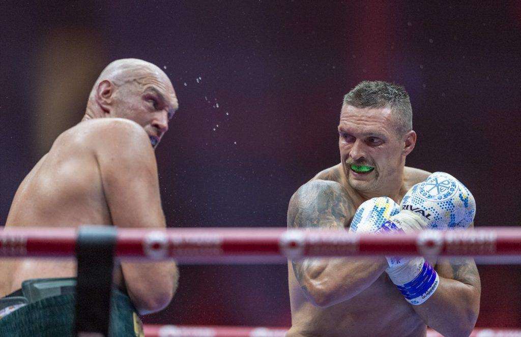 Ukrajinski boksač Oleksandar Usik postao je apsolutni svjetski prvak u teškoj kategoriji nakon što je u Rijadu na bodove nakon 12 rundi svladao Britanca Tysona Furya / Foto:  Anadolu