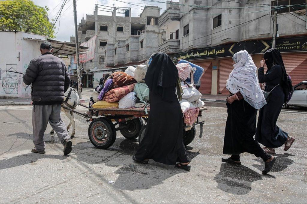 RAT NA BLISKOM ISTOKU: Palestinci napuštaju istočne dijelove Rafaha uoči moguće izraelske invazije Palestinci napuštaju Rafah / Foto: Anadolu
