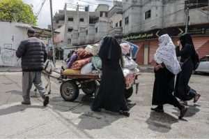 RAT NA BLISKOM ISTOKU: Palestinci napuštaju istočne dijelove Rafaha uoči moguće izraelske invazije Palestinci napuštaju Rafah / Foto: Anadolu