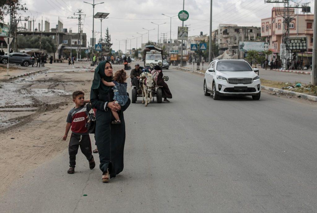 RAT NA BLISKOM ISTOKU: Palestinci napuštaju istočne dijelove Rafaha uoči moguće izraelske invazije Palestinka s djecom napušta Rafah / Foto: Anadolu