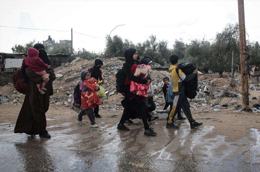 Palestinci napuštaju Rafah / Foto: Anadolu