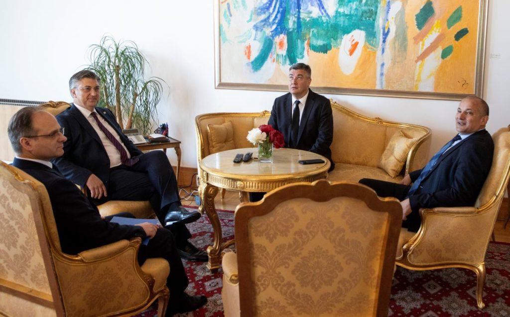 PLENKOVIĆ PREDAO POTPISE MILANOVIĆU: Premijer "dobacio" novinarima: Ipak ste tu!