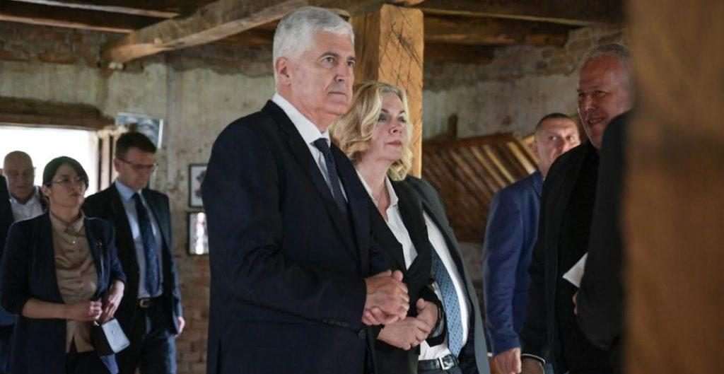 Dragan Čović i Željana Zovko na obilježavanju 79. godišnjice zločina u Burića štali u Garevcu, koji se obilježava u sklopu „Dana sjećanja 2024“ u Posavskoj Mahali / Foto: Fenix (HDZ BiH)