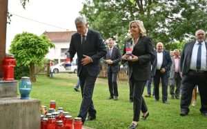 GODIŠNJICA STRAVIČNOG ZLOČINA: U štalu zatvorili 628 Hrvata, svi su pobijeni Dragan Čović i Željana Zovko na obilježavanju 79. godišnjice zločina u Burića štali u Garevcu, koji se obilježava u sklopu „Dana sjećanja 2024“ u Posavskoj Mahali / Foto: Fenix (HDZ BiH)
