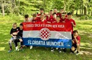 SLAVLJE HRVATA U MÜNCHENU: Igrači i navijači Croatije U13 proslavili 1. mjesto i ulazak u Kreisligu