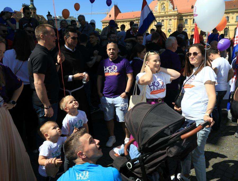 SVAKO JE DIJETE ŽELJENO OD NEKOGA: "Hod za život" završio uz poruku kako je potrebna zaštita života od začeća do prirodne smrti Hod za život u Zagrebu / Foto: Hina
