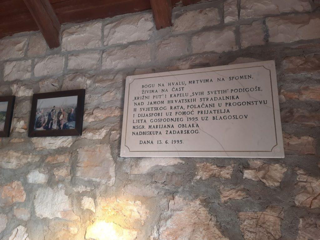 (FOTO) KAMENJAK: Nitko ne odlazi ravnodušan s ovog mjesta koje otkriva istinu o kapelici i pogled od kojeg zastaje dah Natpis u kapeli "Svi sveti" na Kamenjaku / Foto: Fenix (MD)