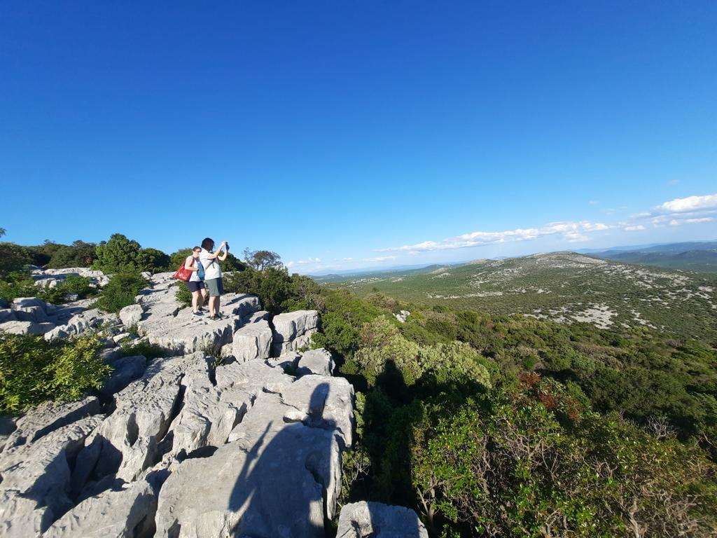(FOTO) KAMENJAK: Nitko ne odlazi ravnodušan s ovog mjesta koje otkriva istinu o kapelici i pogled od kojeg zastaje dah S Kamenjaka se pruža prekrasan pogled / Foto: Fenix (M. Dokoza)