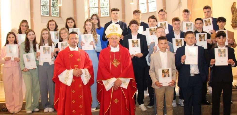 Sakrament sv. Potvrde u HKM Hagen je podijelio mons. dr. Pero Sudar / Foto: Fenix (Z.Bosnić)