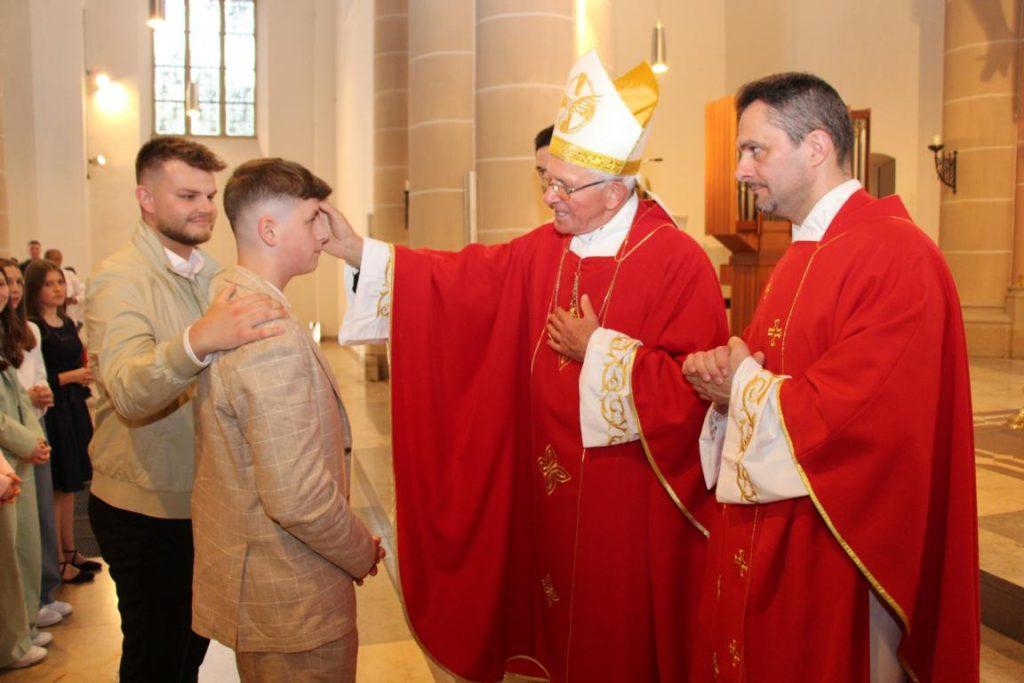 (FOTO) SLAVLJE U HKM HAGEN: Mladi i djeca primili sakramente Svete Potvrde i Svete Pričesti
