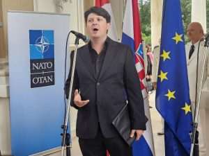 UZ ZVUKE KLAPE HRM “SV.JURAJ”: Hrvati u Austriji svečano obilježili Dan državnosti RH, Dan oružanih snaga i 15. godišnjicu ulaska u NATO Tenor Luka Gudelj