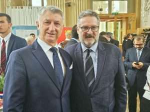 UZ ZVUKE KLAPE HRM “SV.JURAJ”: Hrvati u Austriji svečano obilježili Dan državnosti RH, Dan oružanih snaga i 15. godišnjicu ulaska u NATO Veleposlanik Mario Horvatić (desno) i župan Longin