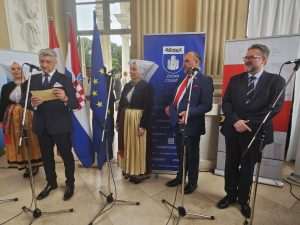 UZ ZVUKE KLAPE HRM “SV.JURAJ”: Hrvati u Austriji svečano obilježili Dan državnosti RH, Dan oružanih snaga i 15. godišnjicu ulaska u NATO Uvodni pozdravi