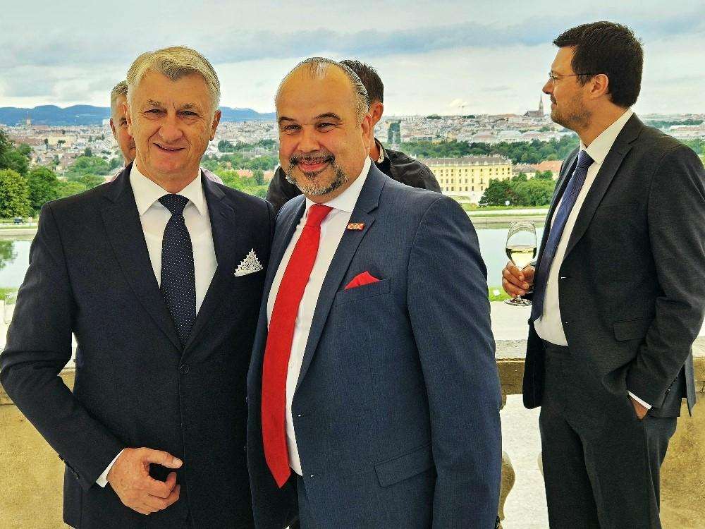UZ ZVUKE KLAPE HRM “SV.JURAJ”: Hrvati u Austriji svečano obilježili Dan državnosti RH, Dan oružanih snaga i 15. godišnjicu ulaska u NATO Veleposlanik Daniel Glunčić (desno) i župan Božidar Longin