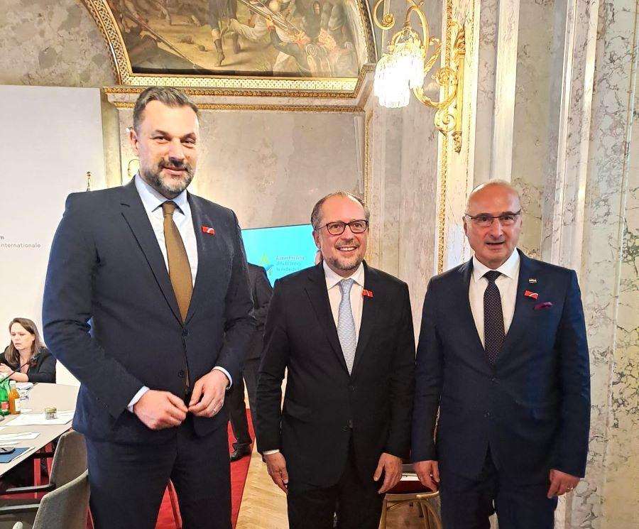 ŠEF HRVATSKE DIPLOMACIJE U AUSTRIJI: Ministar Grlić Radman na Dunavskoj konferenciji u Beču i “Europa Forumu Wachau” u Göttweigu Ministar Grlić Radman s austrijskim kolegom Schallenbergom / Foto: Fenix (MVEP)