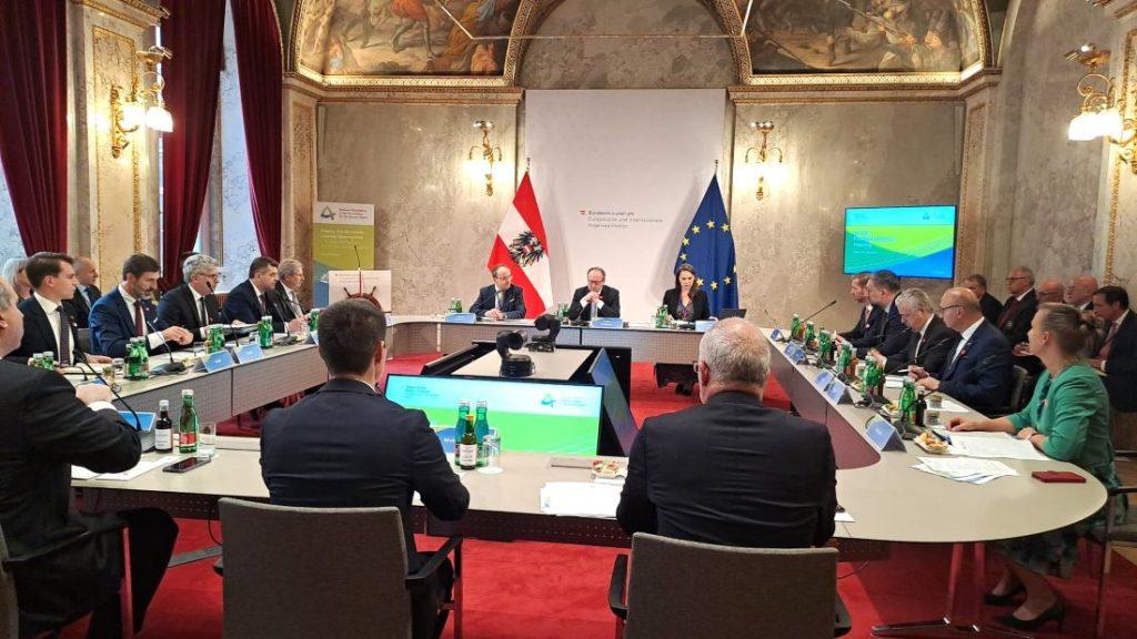 ŠEF HRVATSKE DIPLOMACIJE U AUSTRIJI: Ministar Grlić Radman na Dunavskoj konferenciji u Beču i “Europa Forumu Wachau” u Göttweigu Ministar Grlić Radman s austrijskim kolegom Schallenbergom / Foto: Fenix (MVEP)