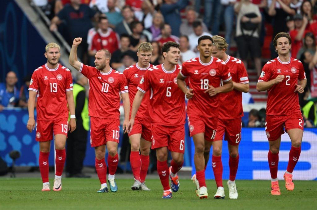 SLOVENIJA IZNENADILA DANSKU: Momčad Matjaža Keka u Stuttgartu odigrala 1:1 protiv Danske Slavlje igrača Danske nakon postignutog pogotka / Foto: Anadolu