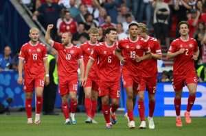 SLOVENIJA IZNENADILA DANSKU: Momčad Matjaža Keka u Stuttgartu odigrala 1:1 protiv Danske Slavlje igrača Danske nakon postignutog pogotka / Foto: Anadolu