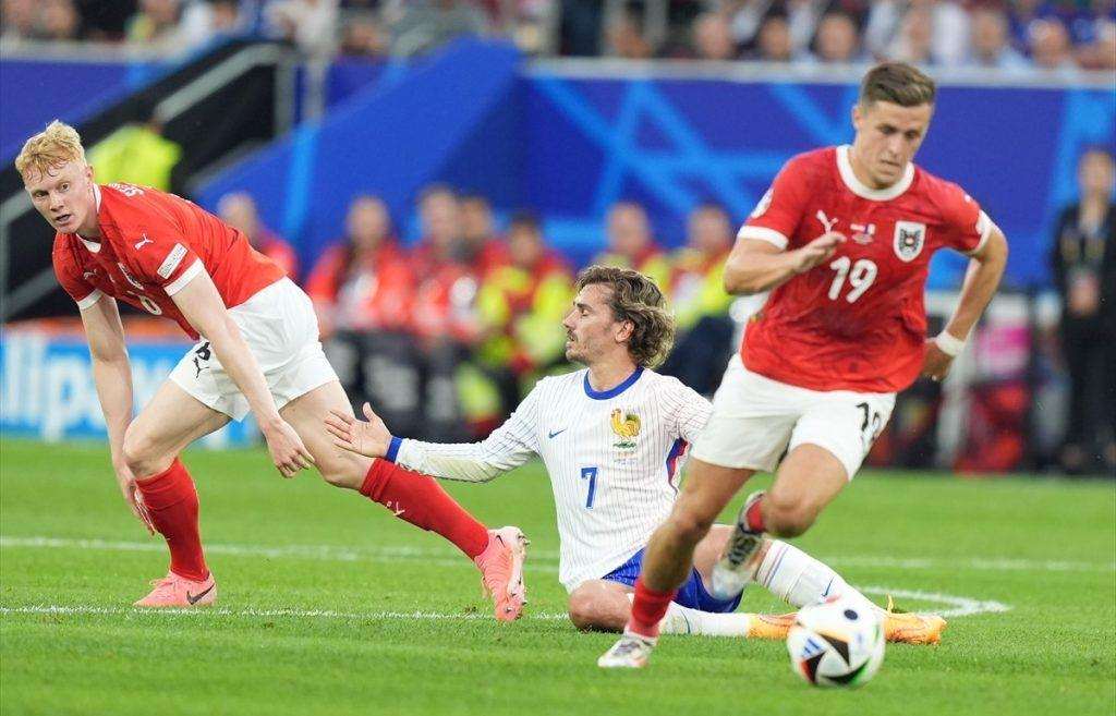 UZBUDLJIVA UTAKMICA U DÜSSELDORFU: Francuska s 1:0 pobijedila Austriju uz ozljedu Mbappéa kojem je slomljen nos