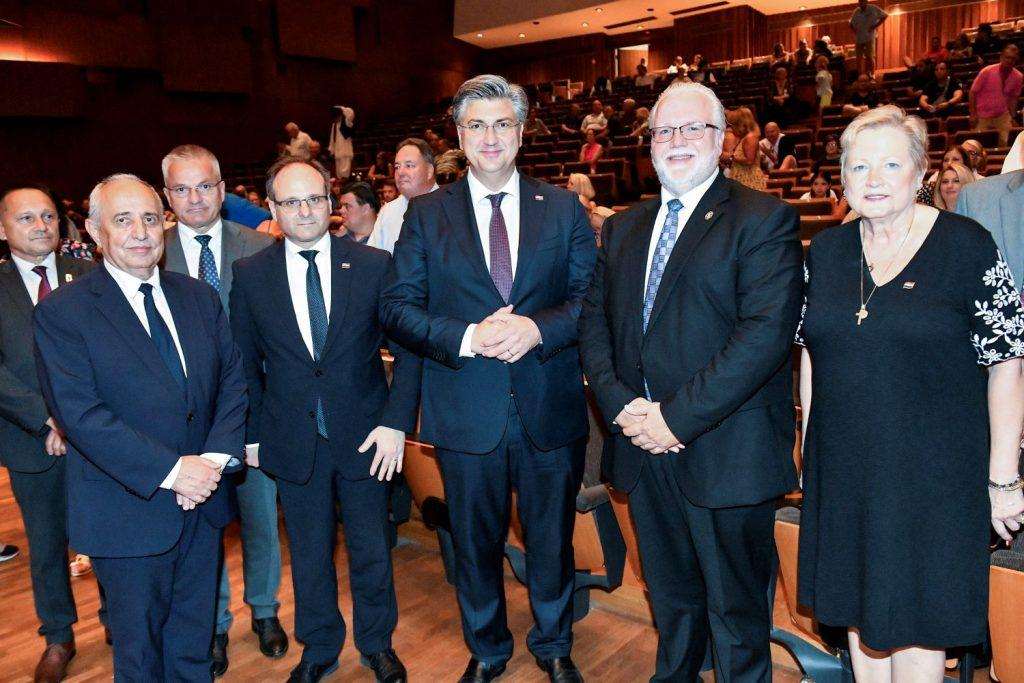 Premijer Plenković sa suradnicima na Festival tambure HBZ U Zagrebu / Foto: Fenix (HMI)