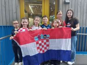 NAVIJAČKO SRCE HRVATSKE NASTAVE HESSEN: Učenici zajedno pratili utakmicu Hrvatska - Albanija Najmlađi su radosno navijali za "Vatrene"/ Foto: HN Hessen