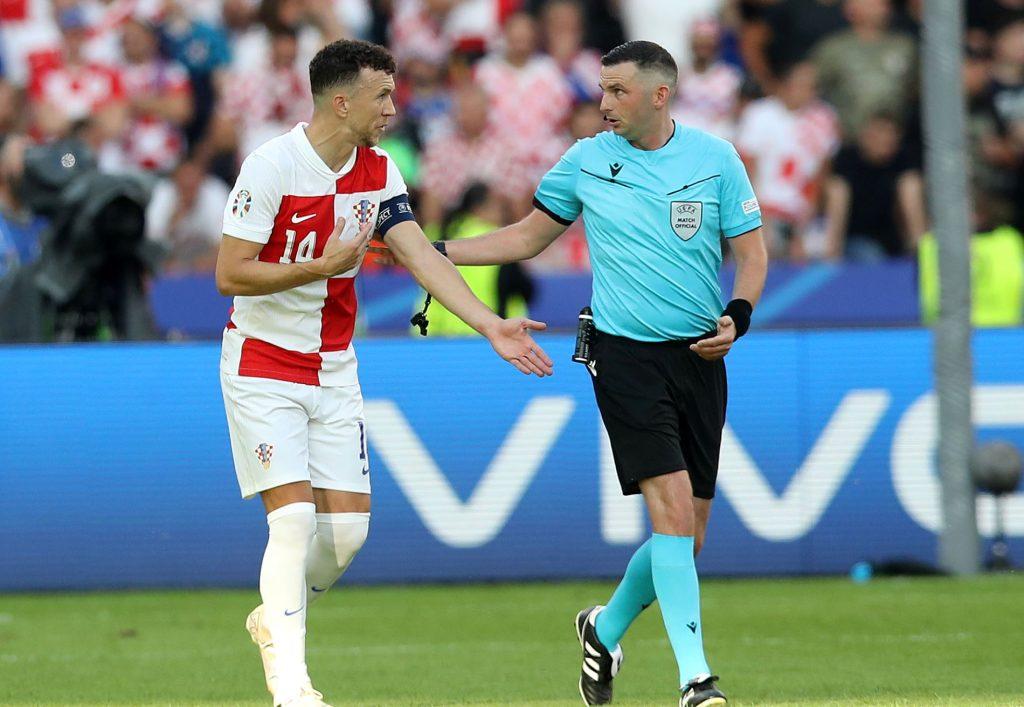 Ivan Perišić u razgovoru sa sucem nakon poništenog pogotka / Foto: Hina