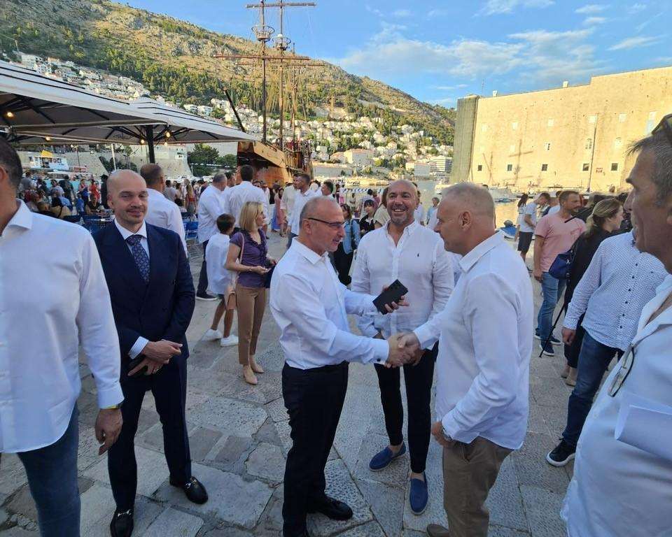 Ministar Gordan Grlić Radman u staroj gradskoj luci podno dubrovačkih zidina na obilježavanju stotog rođendana Juga najtrofejnijeg hrvatskog vaterpolskog kluba / Foto: MVEP