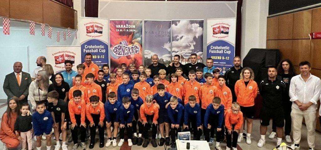 Kadeti Varteksa i Slaven Belupa sa domaćinima i organizatorima turnira Crohelvetic Cup 2024. / Foto: Fenix (SIM)