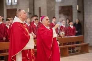 VELIKO SLAVLJE U OFFENBACHU NA MAJNI: Apostolski nuncij, nadbiskup Nikola Eterović podijelio sakrament Svete potvrde 65 krizmanika