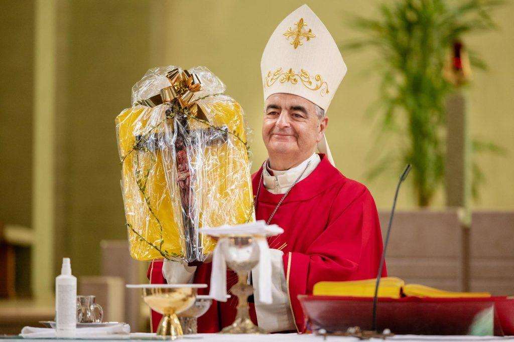 Apostolski nuncij nadbiskup Nikola Eterović s prigodnim darom krizmanika / Foto: Fenix (HKŽ Offenbach)