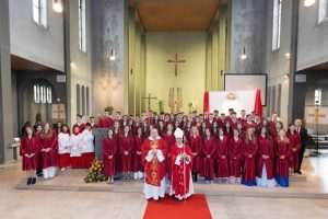 Župnik fra Ivan Grubišić i nuncij mons. Nikola Eterović s krizmanicima u Offenbachu / Foto: Fenix (HKŽ Offenbach)