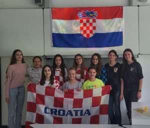 NAVIJAČKO SRCE HRVATSKE NASTAVE HESSEN: Učenici zajedno pratili utakmicu Hrvatska - Albanija Najmlađi su radosno navijali za "Vatrene"/ Foto: HN Hessen