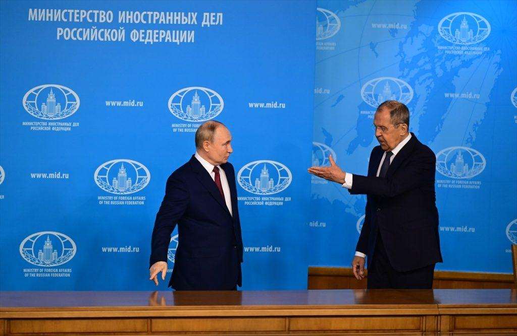 BLEFER ILI MIROTVORAC?: Putin prvi put iznio uvjete Rusije za prekid rata u Ukrajini Ruski predsjednik Vladimir Putin i ministar Sergej Lavrov / Foto: Anadolu