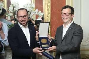 Gradonačelnik Zagreba Tomislav Tomašević uručio je redatelju i scenaristu Nebojši Slijepčeviću Medalju Grada Zagreba / Foto: Hina