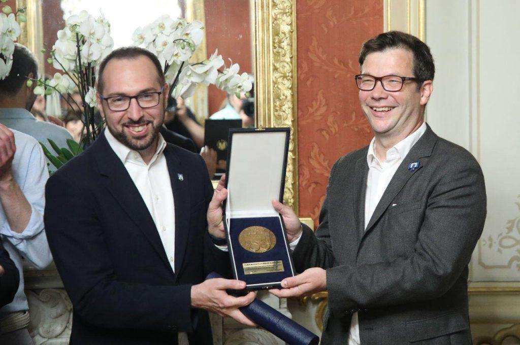 Gradonačelnik Zagreba Tomislav Tomašević uručio je redatelju i scenaristu Nebojši Slijepčeviću Medalju Grada Zagreba / Foto: Hina