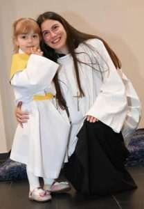 LJEPŠI PRIZOR OD OVOGA NEĆETE VIDJETI: Dvije hrvatske katoličke obitelji s 14-ero djece na slavlju ispred ispred katedrale u Aachenu