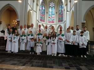 LJEPŠI PRIZOR OD OVOGA NEĆETE VIDJETI: Dvije hrvatske katoličke obitelji s 14-ero djece na slavlju ispred ispred katedrale u Aachenu