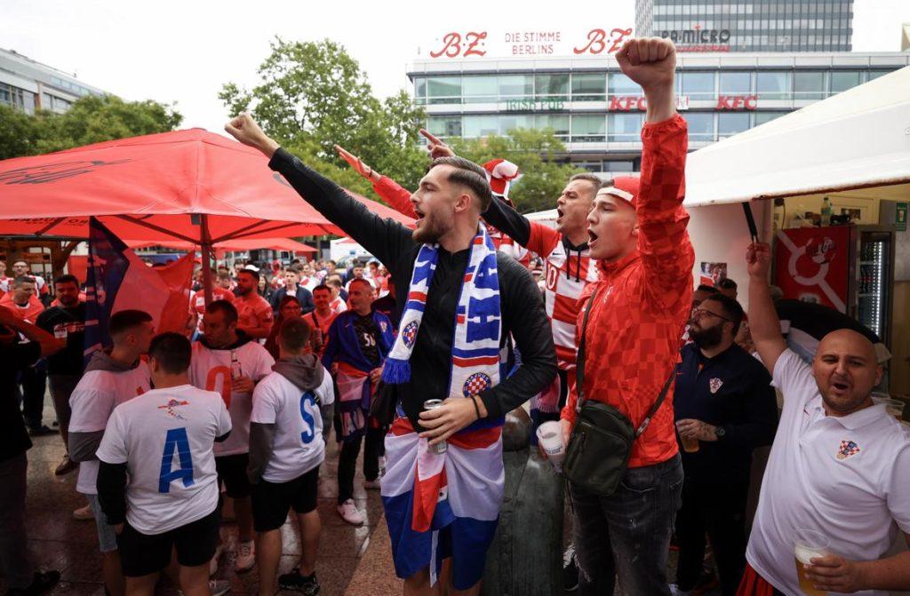 "LUDNICA" U NJEMAČKOM GLAVNOM GRADU: Hrvatski navijači "osvojili" Berlin, slijedi "Furija" Hrvatski navijači u Berlinu / Foto: Hina