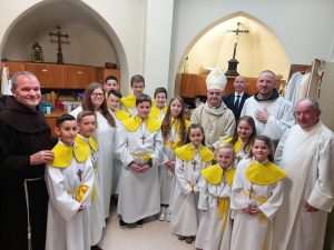 LJEPŠI PRIZOR OD OVOGA NEĆETE VIDJETI: Dvije hrvatske katoličke obitelji s 14-ero djece na slavlju ispred ispred katedrale u Aachenu