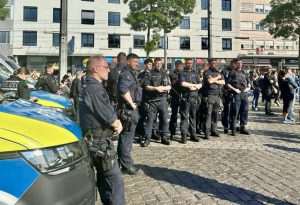(FOTO) MANNHEIM SE OPRAŠTA OD UBIJENOG POLICAJCA: Više tisuća ljudi uz policajce odalo počast stradalom Rouvenu L. (29) Skup u Mannheimu