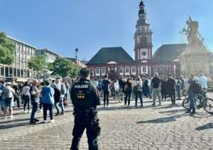 (FOTO) MANNHEIM SE OPRAŠTA OD UBIJENOG POLICAJCA: Više tisuća ljudi uz policajce odalo počast stradalom Rouvenu L. (29) Skup u Mannheimu/ Foto: Fenix (Marija Vincetić Kopić)