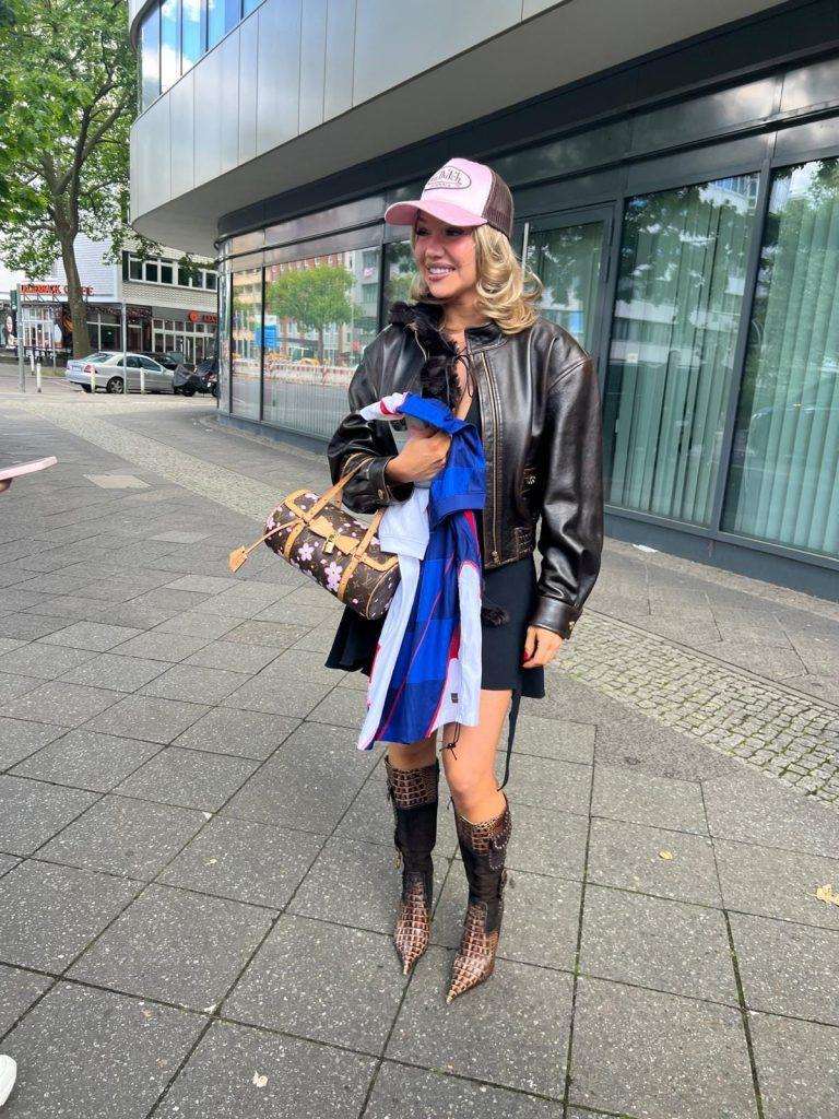 SVI UZ VATRENE!: Za Hrvatsku večeras navijaju i Kinezi, ali i poznati u Njemačkoj, s hrvatskom zastavom i popularna njemačka glazbenica Shirin David / Foto: Fenix (KP)
