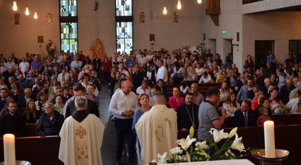 (FOTO) PROSLAVA BLAGDANA SV. ANTE PADOVANSKOG U WIESBADENU: Fra Janko Ćuro poručio: Praznim još nitko nije uspio ispuniti prazninu Proslava sv. Antuna Padovanskog u Wiesbadenu / Foto: Fenix (Miljenko Skalec)