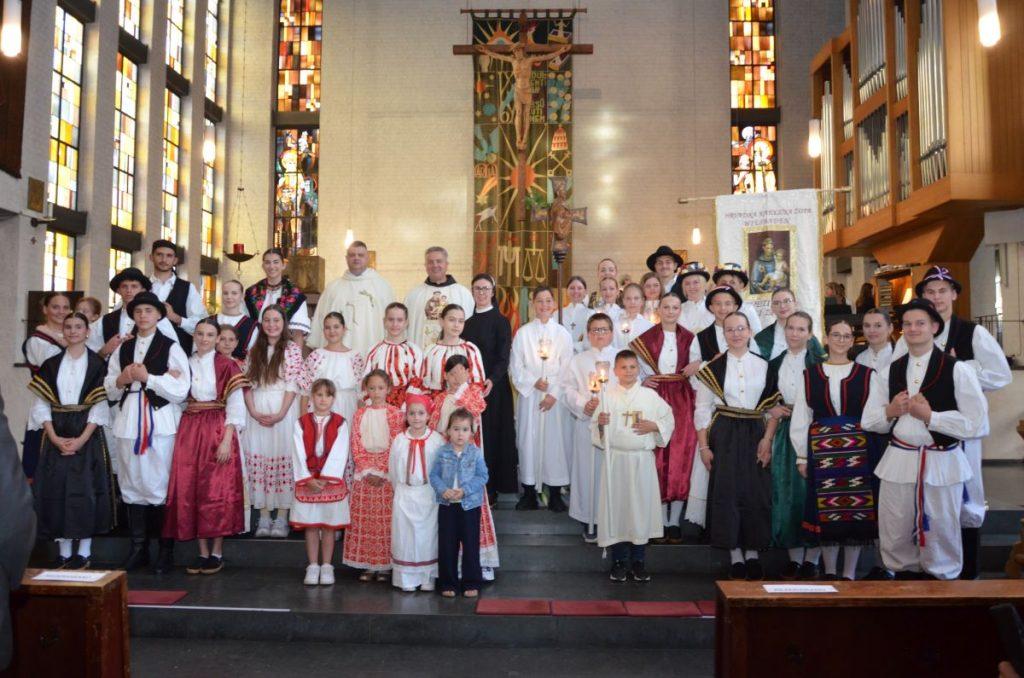 (FOTO) PROSLAVA BLAGDANA SV. ANTE PADOVANSKOG U WIESBADENU: Fra Janko Ćuro poručio: Praznim još nitko nije uspio ispuniti prazninu Proslava sv. Antuna Padovanskog u Wiesbadenu / Foto: Fenix (Miljenko Skalec)