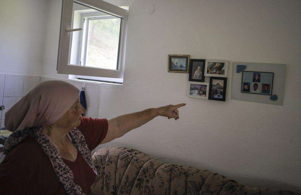 HAJRI SALIHOVIĆ UBIJENA TRI SINA U SREBRENICI: Nakon 29 godina sada će pokopati jednog od njih Hajra Salihović / Foto: Anadolu